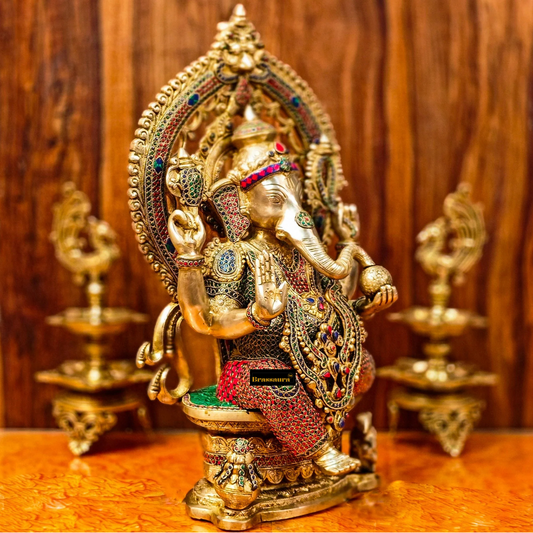 ब्रासौराव® ब्रास गणेश प्रतिमा कमल के सिंहासन और प्रभावाली के साथ - 26 इंच ऊंचाई | मोदक और मूषक विवरण