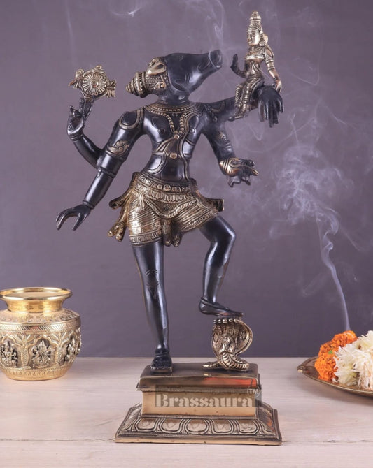 Brassaura™ शुद्ध पीतल भगवान नरसिम्हा भूमा देवी को बचाते हुए मूर्ति - 17.5 इंच ऊँचाई, 6.3 किग्रा वज़न | पूजा और सजावट के लिए हस्तनिर्मित हिंदू प्रतिमा