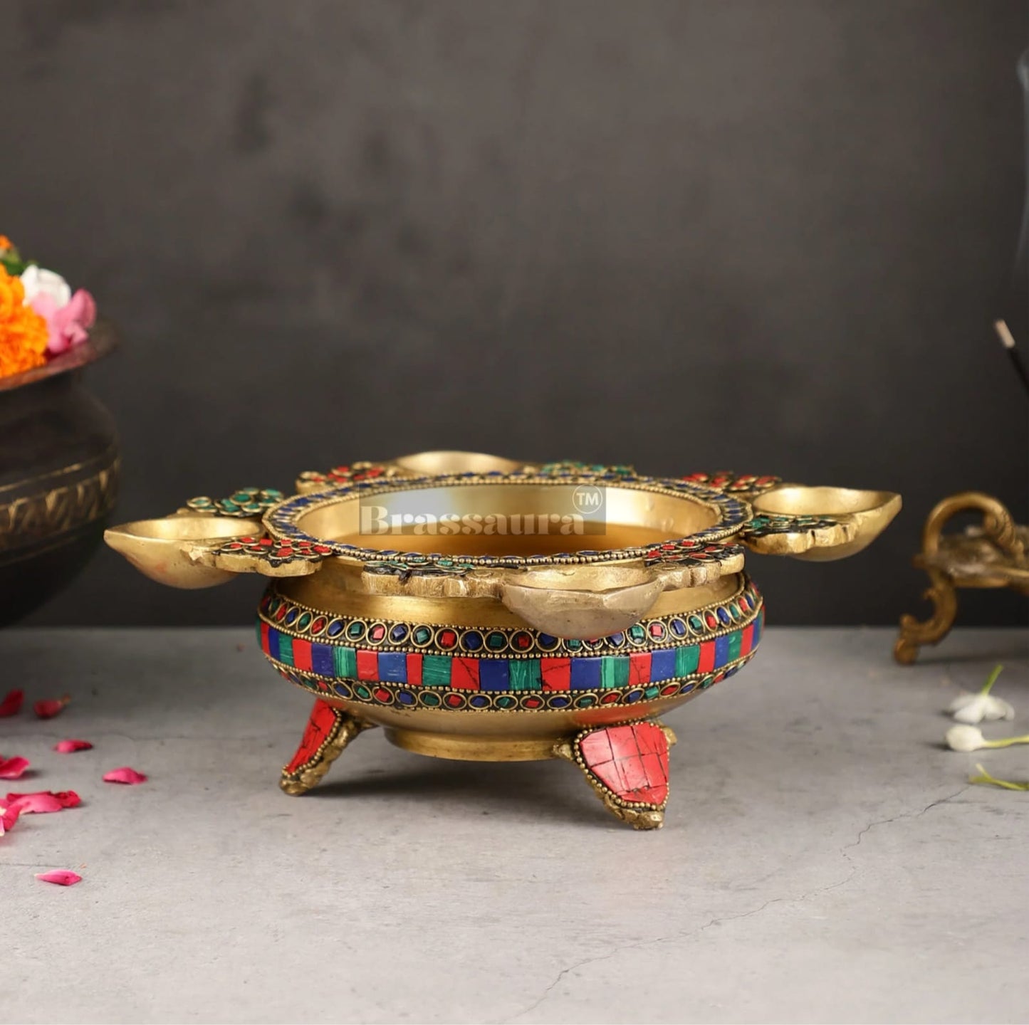 Brassaura™ Exquisite 3.5 Inches Brass Urli with Diyas – 2 kgs – Traditional Decorative Bowl for Home Ambiance