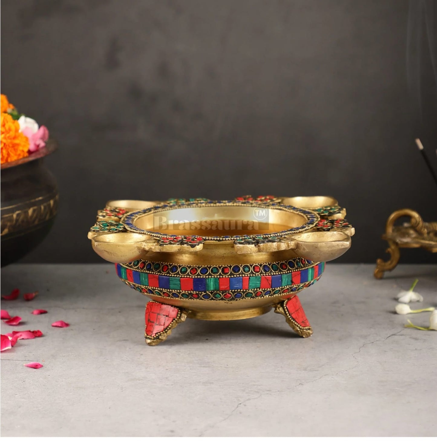 Brassaura™ Exquisite 3.5 Inches Brass Urli with Diyas – 2 kgs – Traditional Decorative Bowl for Home Ambiance