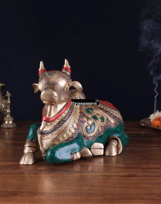 ब्रेसॉरा™ स्टोनवर्क के साथ अति सुंदर पीतल की नंदी बैठी हुई प्रतिमा - ऊंचाई 10" और वज़न 10 किलोग्राम | घर और मंदिर की सजावट