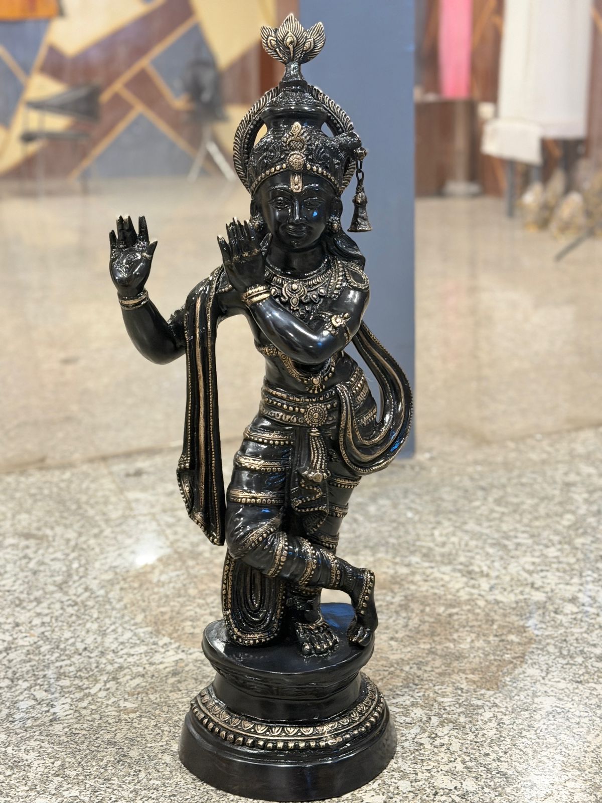 पीतल की क्लासिक कृष्ण बांसुरी बजाते हुए, वज़न 22 किलो और ऊंचाई 35 इंच