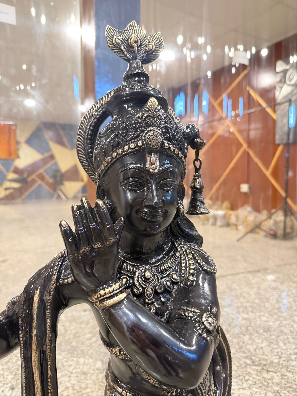 पीतल की क्लासिक कृष्ण बांसुरी बजाते हुए, वज़न 22 किलो और ऊंचाई 35 इंच