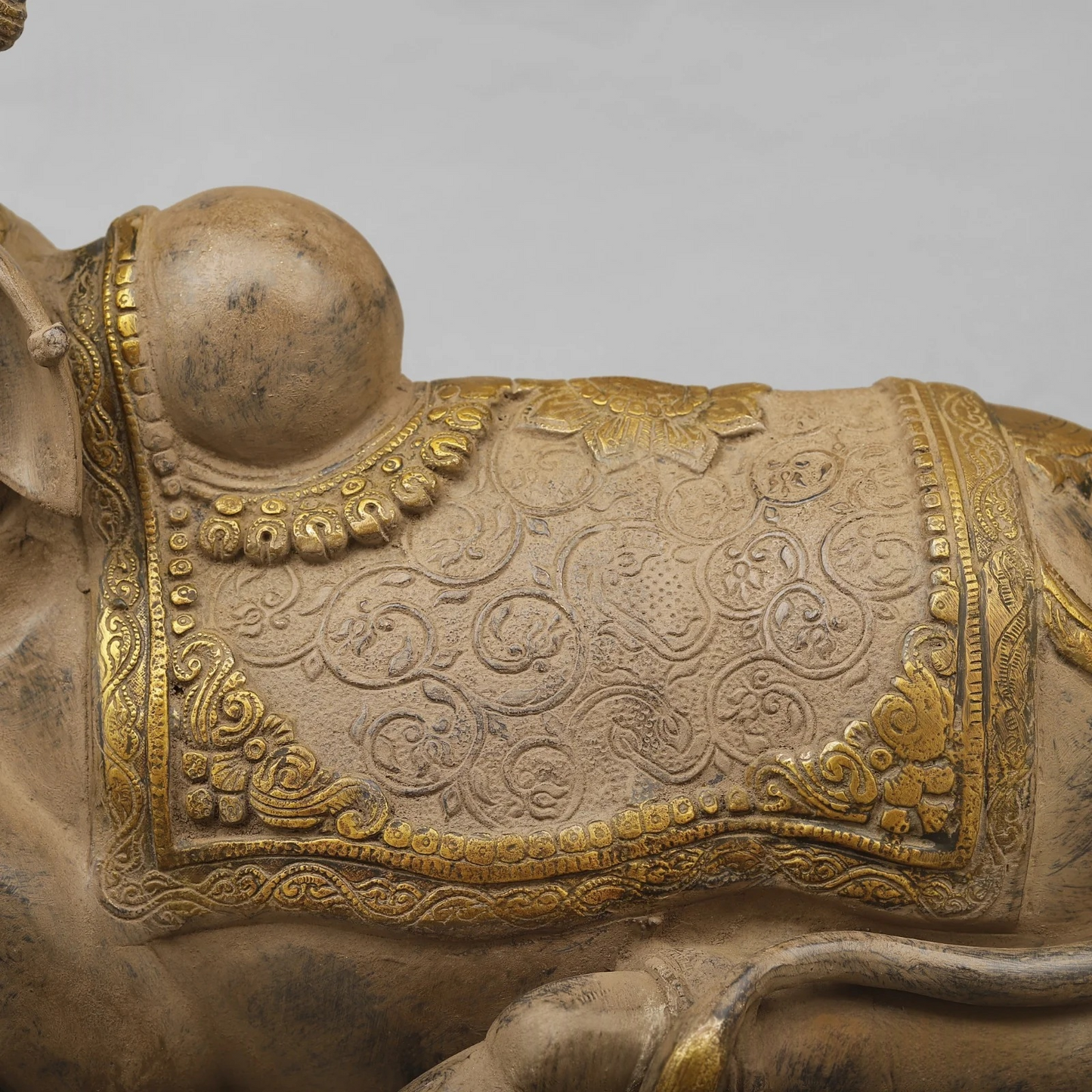 Brassaura® Brass Nandi Bull Idol | Sacred Nandi Maharaj Statue with Traditional Ornamental Detailing | Premium Brass Sculpture for Home Temple, Spiritual Décor & Gifting | 20 Inches | 19.1 Kg