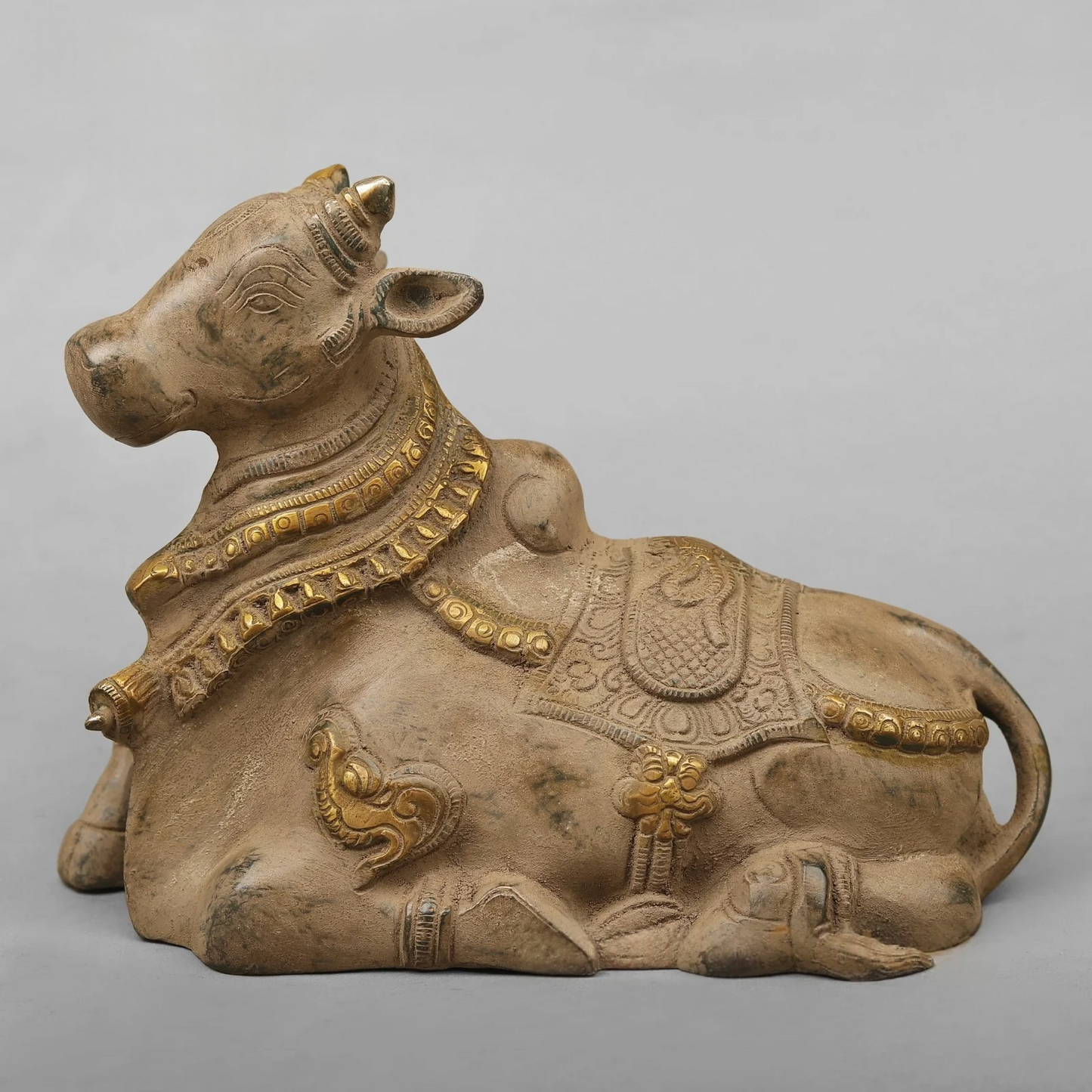Brassaura® Brass Nandi Bull Statue | Handcrafted Sacred Nandi Maharaj Idol for Home Temple, Pooja & Spiritual Décor | Antique Green & Gold Finish | 7 Inches | 3.36 Kg