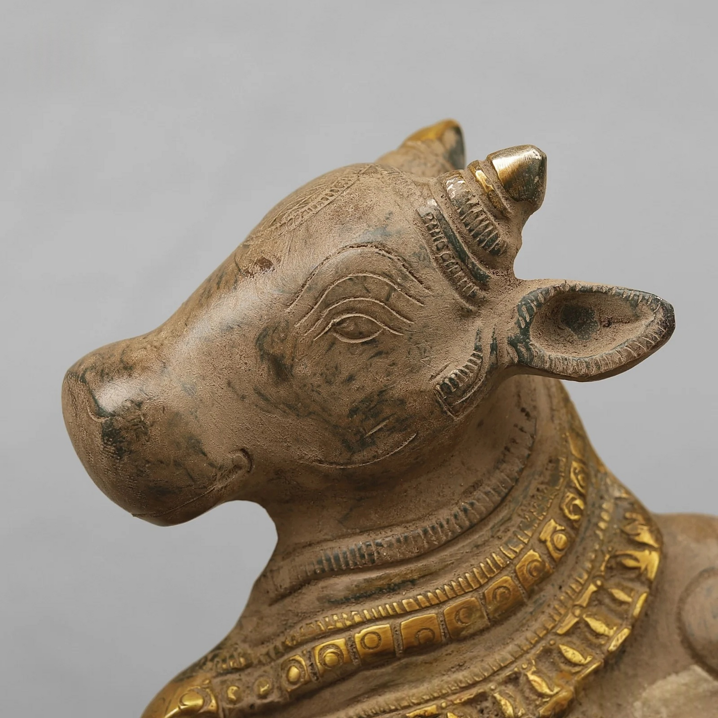 Brassaura® Brass Nandi Bull Statue | Handcrafted Sacred Nandi Maharaj Idol for Home Temple, Pooja & Spiritual Décor | Antique Green & Gold Finish | 7 Inches | 3.36 Kg