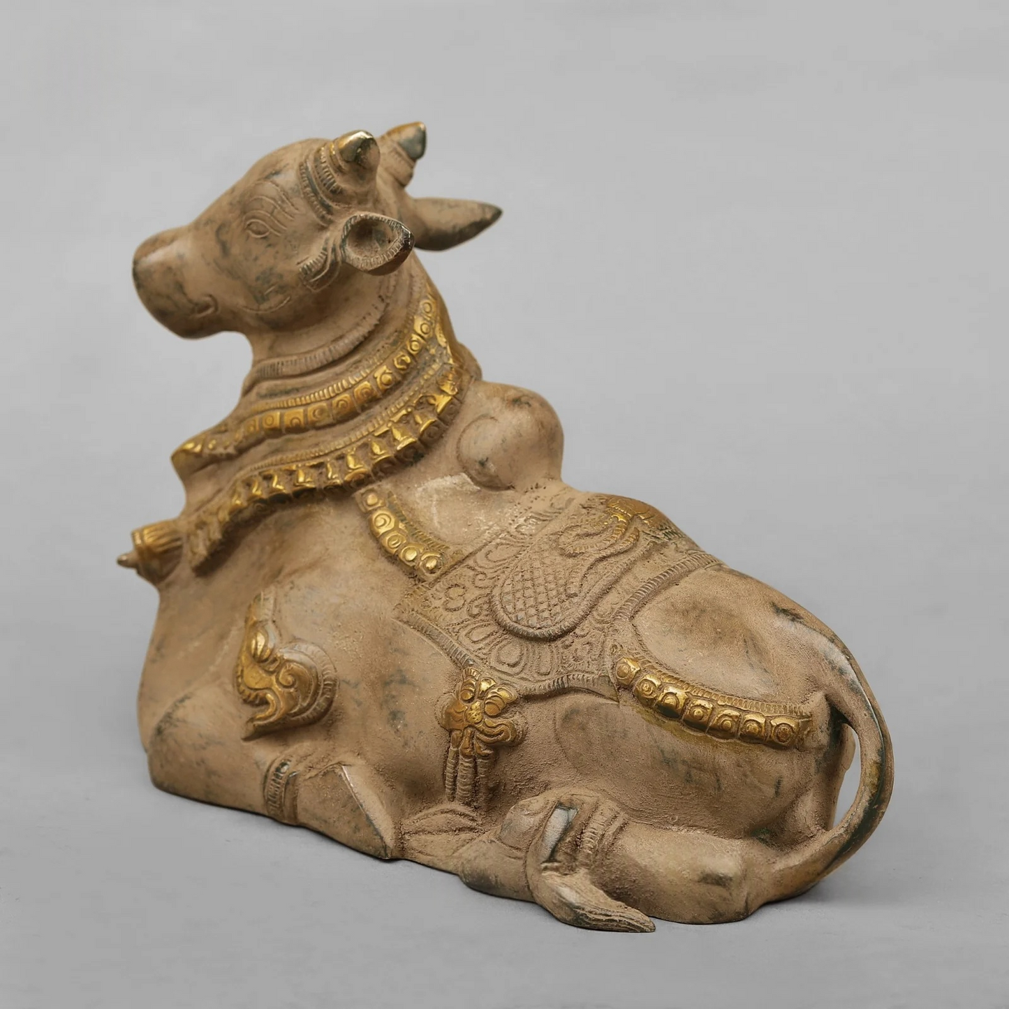 Brassaura® Brass Nandi Bull Statue | Handcrafted Sacred Nandi Maharaj Idol for Home Temple, Pooja & Spiritual Décor | Antique Green & Gold Finish | 7 Inches | 3.36 Kg