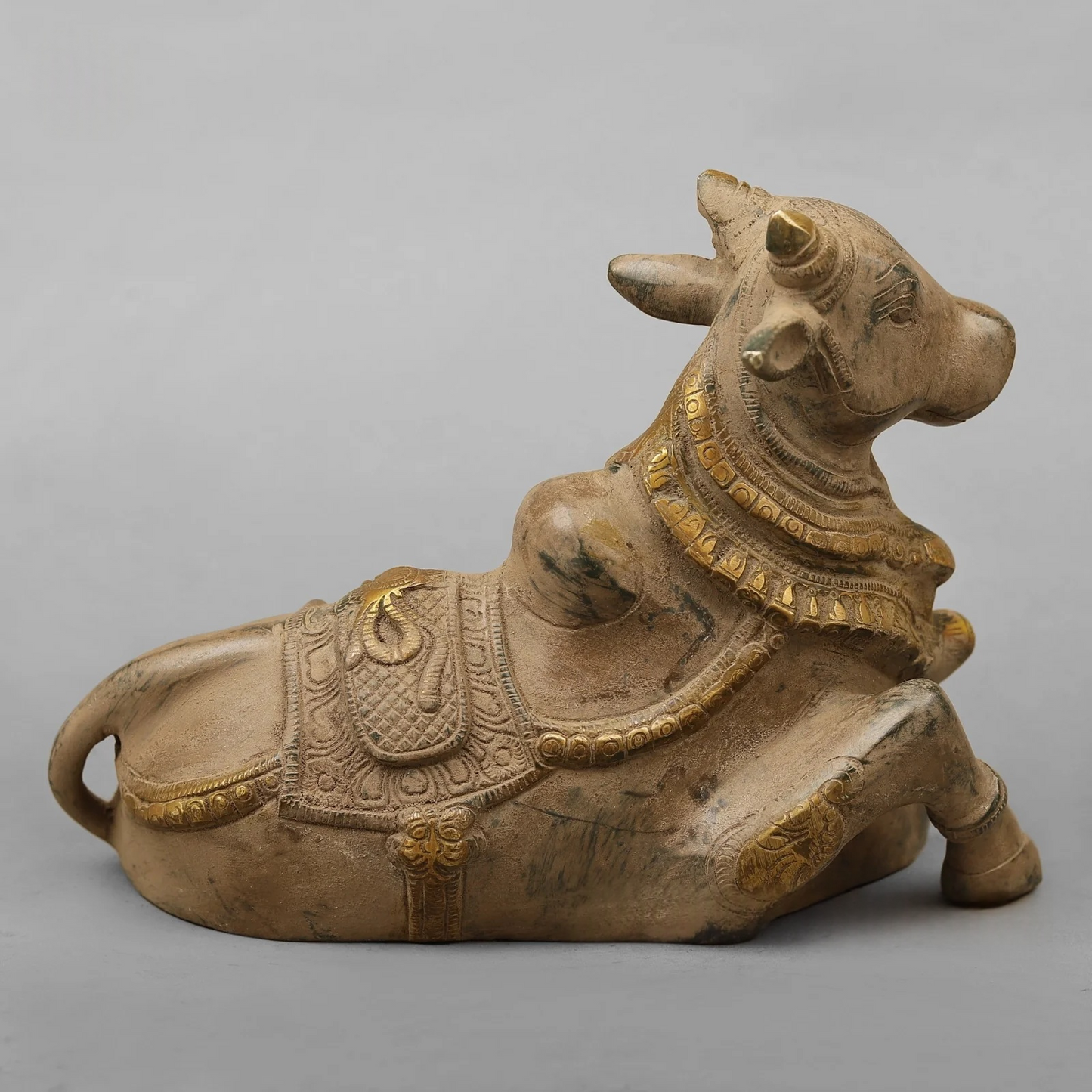Brassaura® Brass Nandi Bull Statue | Handcrafted Sacred Nandi Maharaj Idol for Home Temple, Pooja & Spiritual Décor | Antique Green & Gold Finish | 7 Inches | 3.36 Kg
