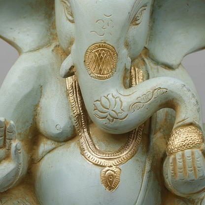 Brassaura® Brass Lord Ganesha Idol | Seated Ganpati Murti with Traditional Detailing & Blessing Pose | Sacred Brass Sculpture for Home Temple, Spiritual Décor & Gifting | 7.5 Inches | 3.3 Kg