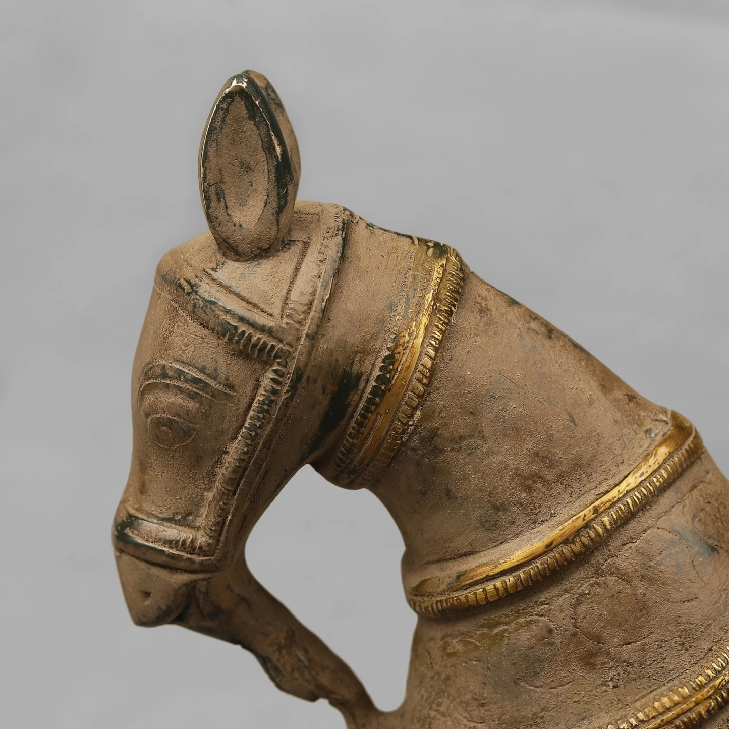 Brassaura® Brass Horse Statue | Decorative Standing Horse Figurine with Traditional Handcrafted Detailing | Premium Brass Sculpture for Home Décor, Office, Vastu & Gifting | 12.5 Inches | 5.08 Kg