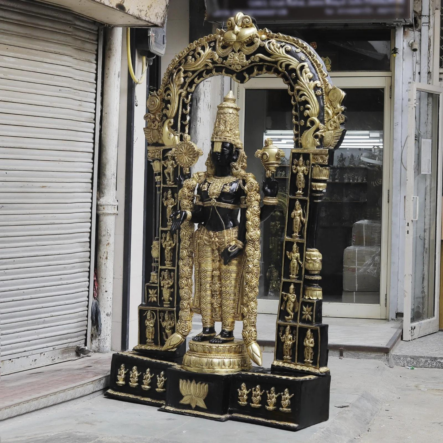 ब्रासोरा® वृंदावन वेणुगोपाल कृष्ण पीतल की प्रतिमा मोर के साथ | एंटीक नीला और सुनहरा रंग | ऊँचाई 20 इंच