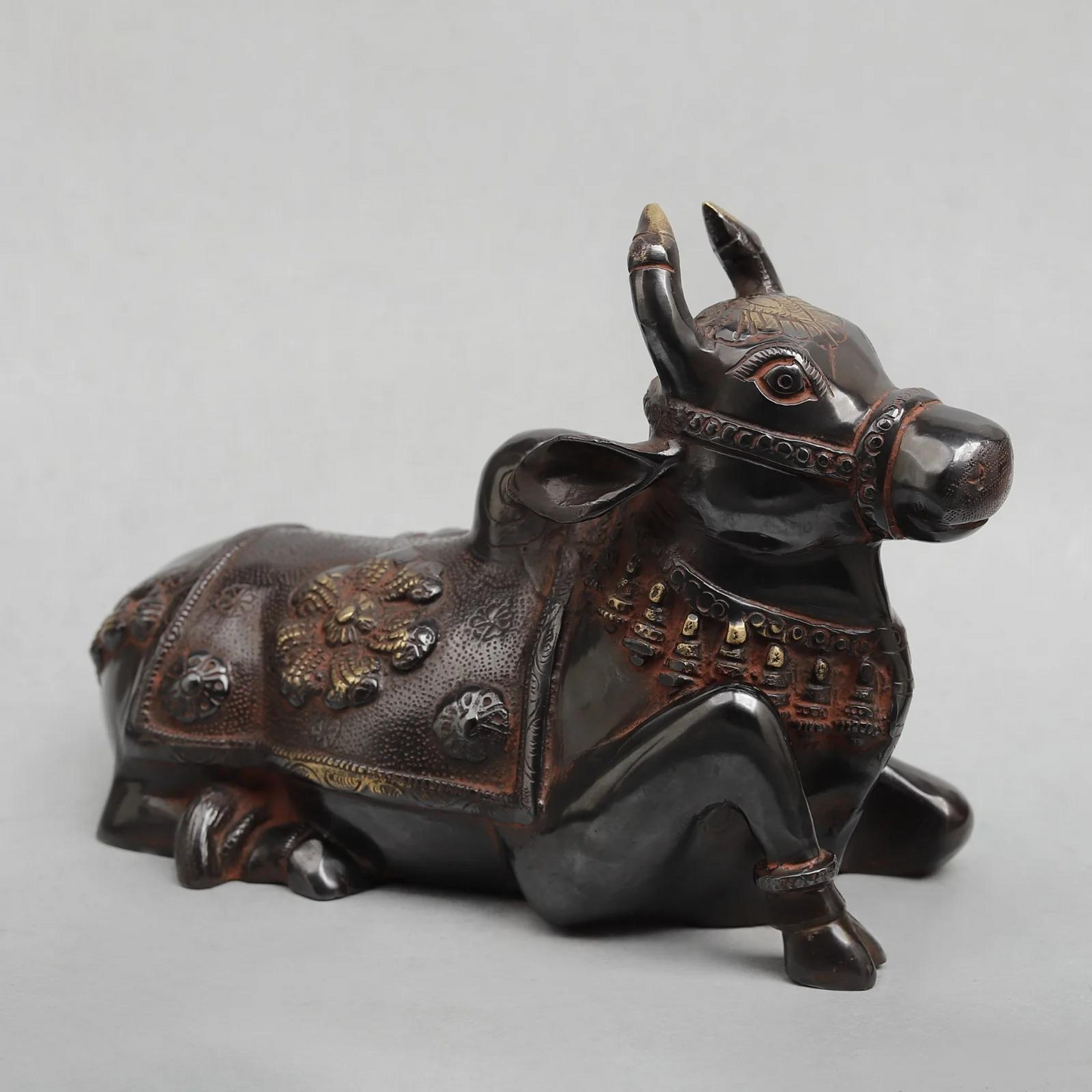 Brassaura® Brass Nandi Bull Idol with Antique Black Finish | Handcrafted Sacred Nandi Statue for Home Temple, Shiva Altar & Spiritual Décor | Height 7.5 Inches | Weight 3.84 Kgs