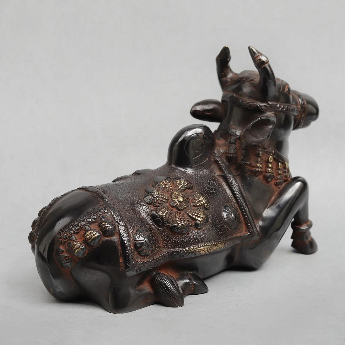 Brassaura® Brass Nandi Bull Idol with Antique Black Finish | Handcrafted Sacred Nandi Statue for Home Temple, Shiva Altar & Spiritual Décor | Height 7.5 Inches | Weight 3.84 Kgs
