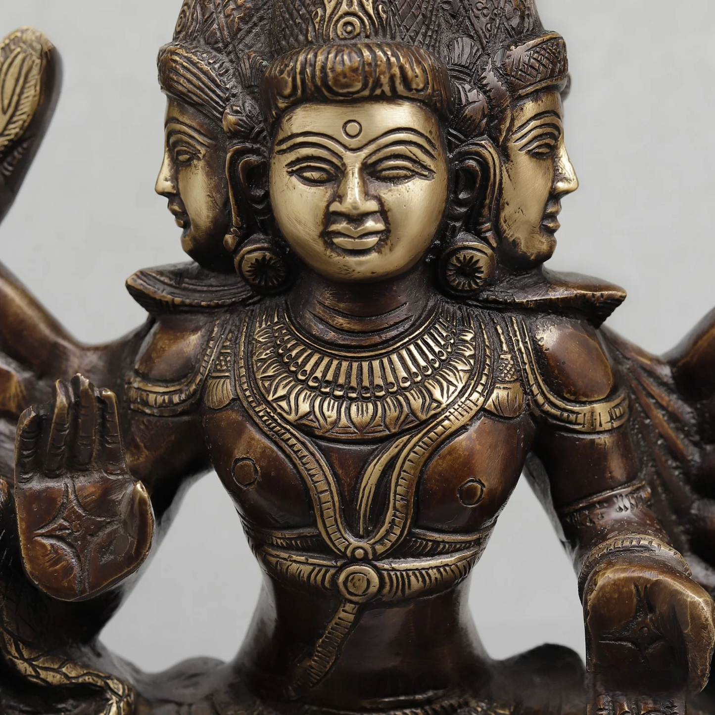 ब्रासोरा® वृंदावन वेणुगोपाल कृष्ण पीतल की प्रतिमा मोर के साथ | एंटीक नीला और सुनहरा रंग | ऊँचाई 20 इंच