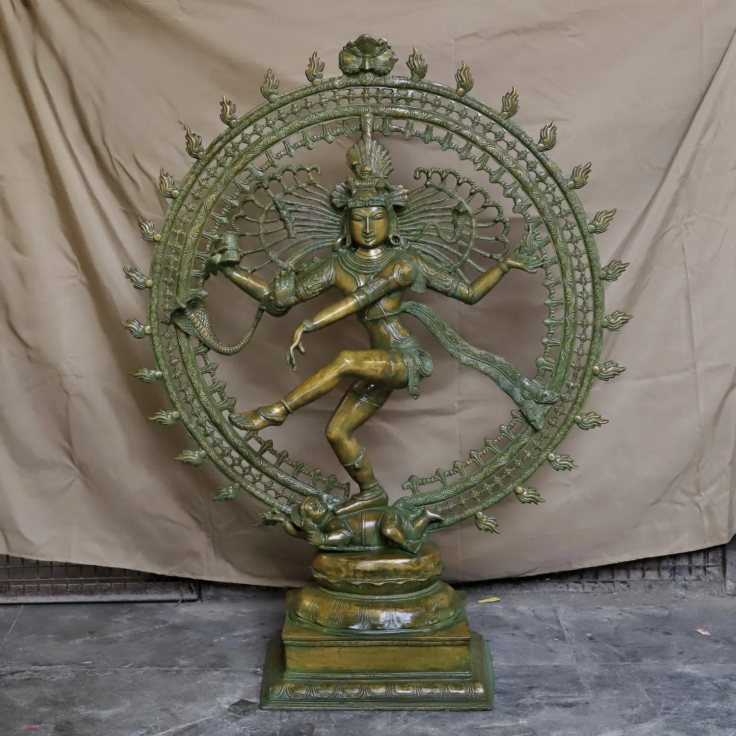 ब्रासोरा® वृंदावन वेणुगोपाल कृष्ण पीतल की प्रतिमा मोर के साथ | एंटीक नीला और सुनहरा रंग | ऊँचाई 20 इंच