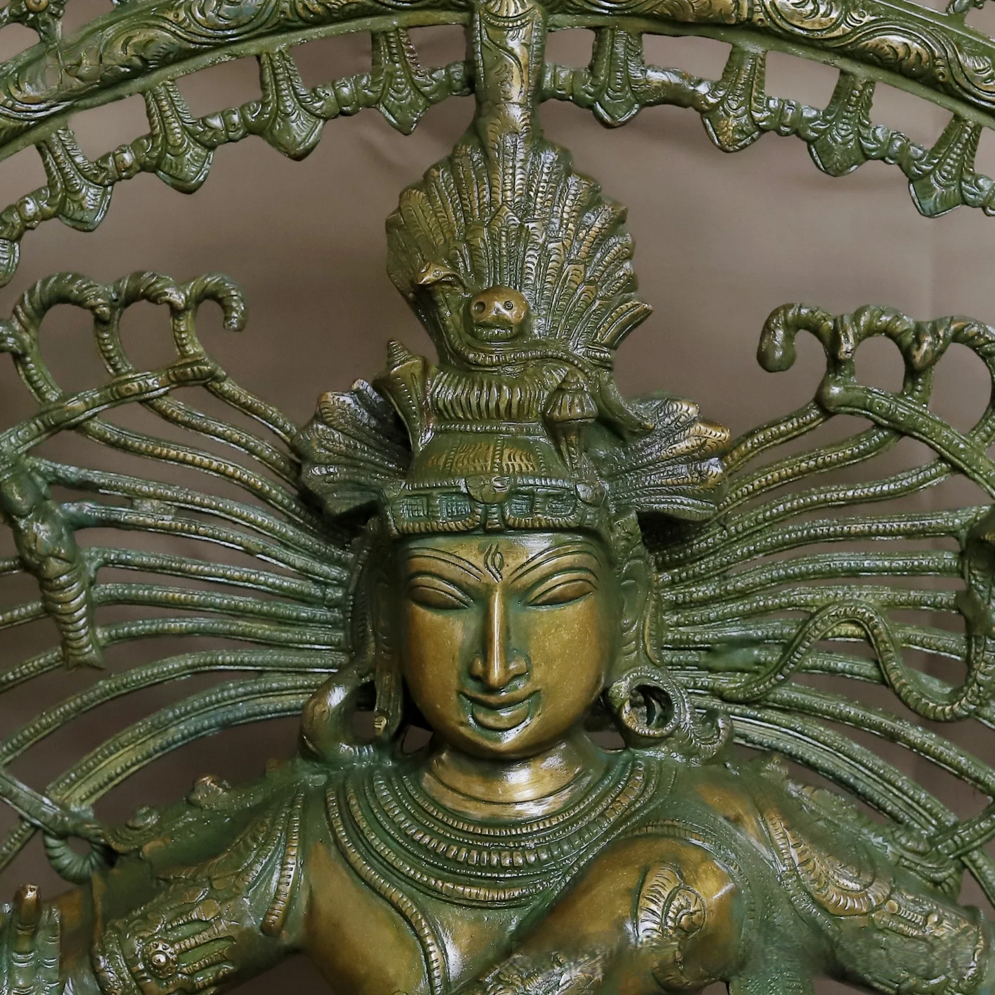 ब्रासोरा® वृंदावन वेणुगोपाल कृष्ण पीतल की प्रतिमा मोर के साथ | एंटीक नीला और सुनहरा रंग | ऊँचाई 20 इंच