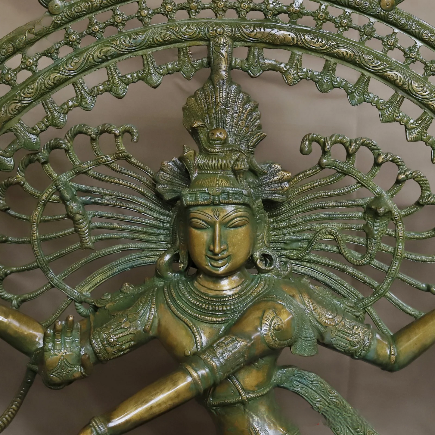 ब्रासोरा® वृंदावन वेणुगोपाल कृष्ण पीतल की प्रतिमा मोर के साथ | एंटीक नीला और सुनहरा रंग | ऊँचाई 20 इंच