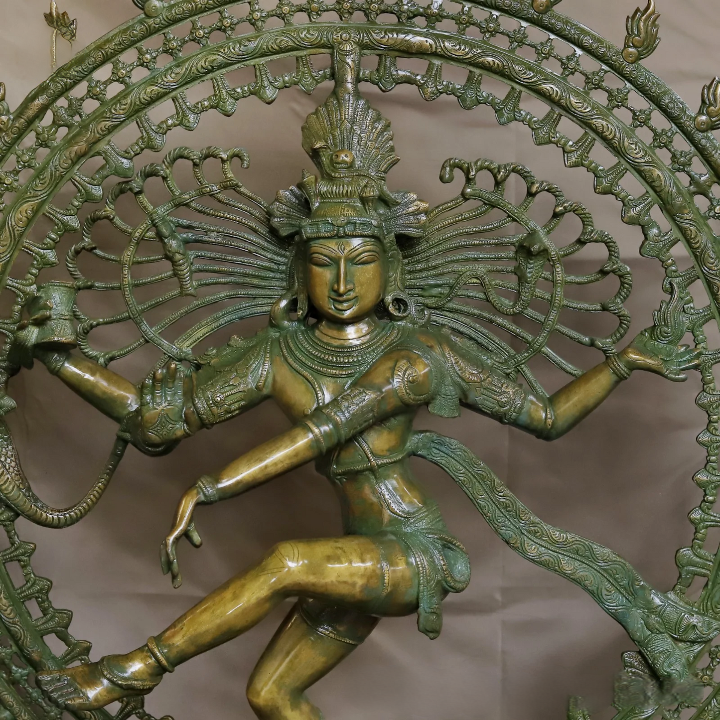 ब्रासोरा® वृंदावन वेणुगोपाल कृष्ण पीतल की प्रतिमा मोर के साथ | एंटीक नीला और सुनहरा रंग | ऊँचाई 20 इंच