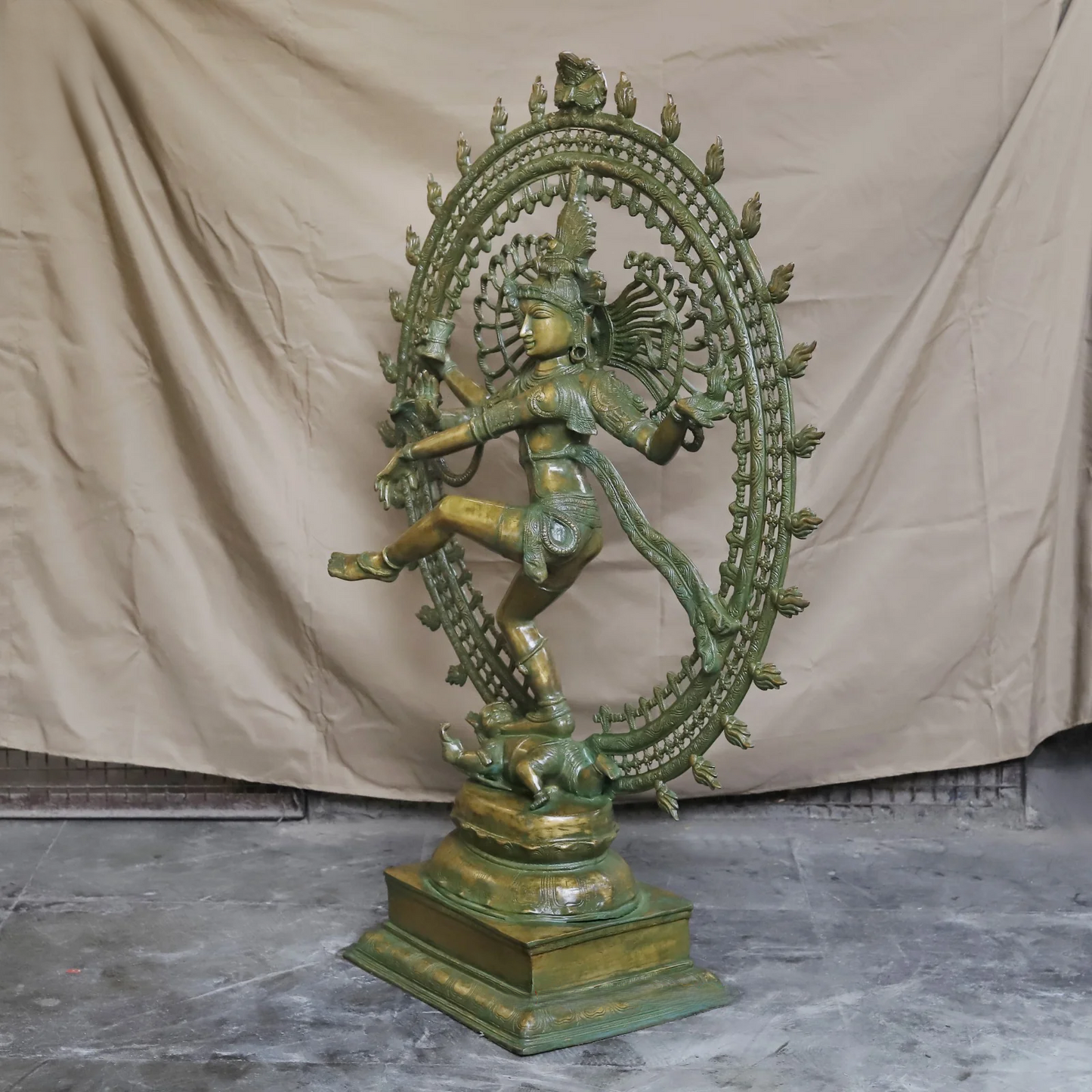 ब्रासोरा® वृंदावन वेणुगोपाल कृष्ण पीतल की प्रतिमा मोर के साथ | एंटीक नीला और सुनहरा रंग | ऊँचाई 20 इंच