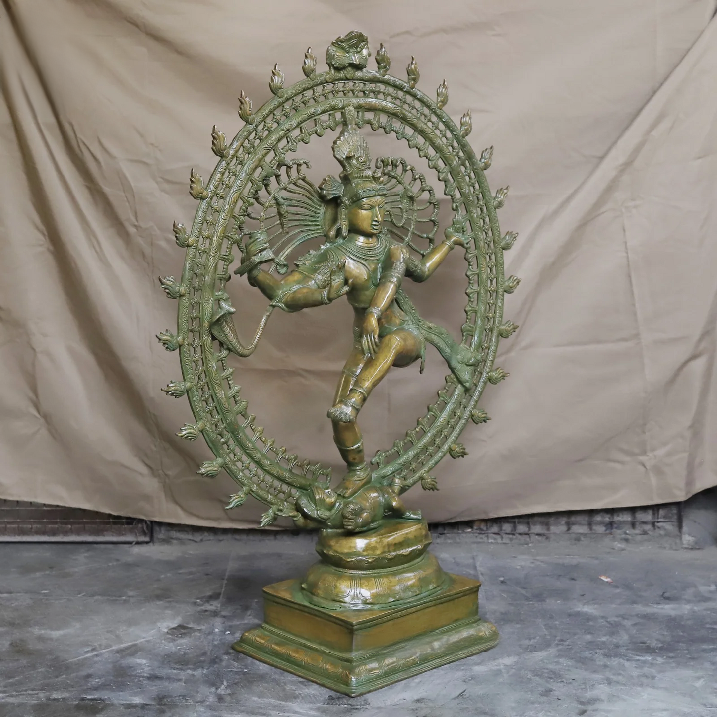 ब्रासोरा® वृंदावन वेणुगोपाल कृष्ण पीतल की प्रतिमा मोर के साथ | एंटीक नीला और सुनहरा रंग | ऊँचाई 20 इंच