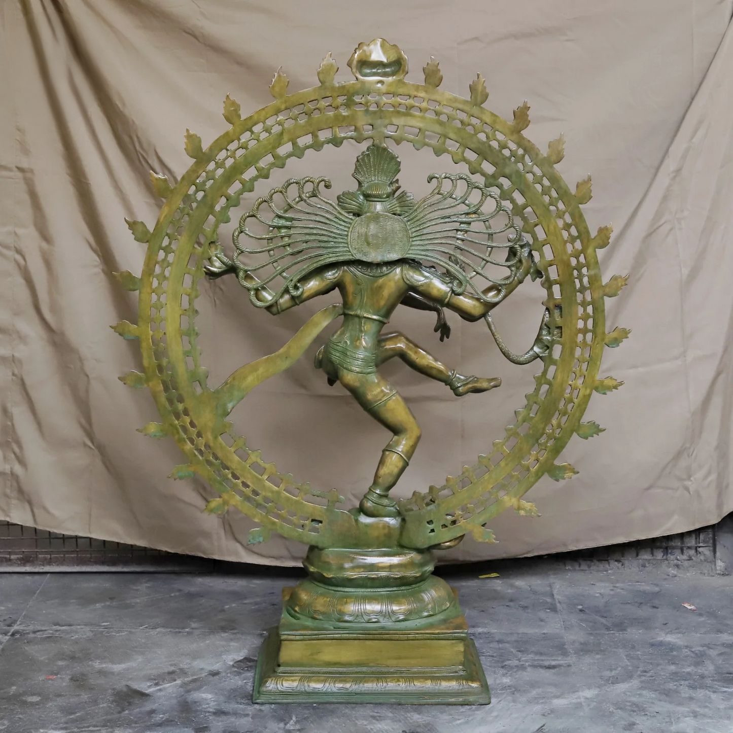 ब्रासोरा® वृंदावन वेणुगोपाल कृष्ण पीतल की प्रतिमा मोर के साथ | एंटीक नीला और सुनहरा रंग | ऊँचाई 20 इंच