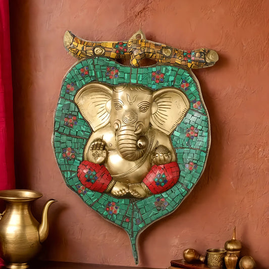 ब्रासौरा® ब्रास गणेश पत्ती पर दीवार पर लटकाने वाला | हस्तनिर्मित उत्तम ब्रास कला | ऊंचाई 13 इंच