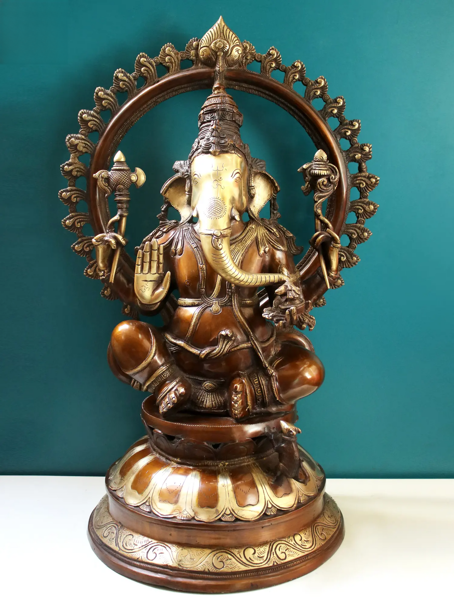 ब्रासौर™ अलंकृत प्रभावली के साथ भव्य भगवान गणेश | ऊंचाई 27 इंच और वजन 32 किलोग्राम
