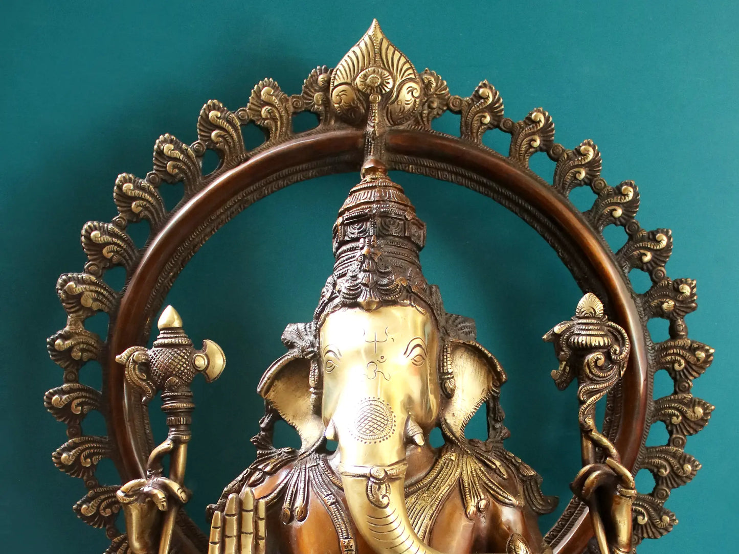 ब्रासौर™ अलंकृत प्रभावली के साथ भव्य भगवान गणेश | ऊंचाई 27 इंच और वजन 32 किलोग्राम