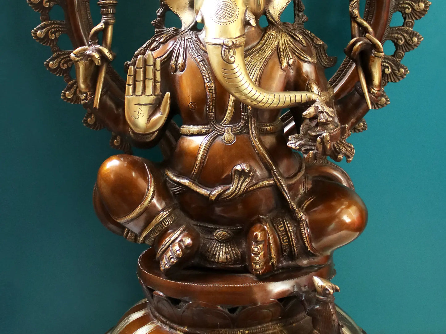 ब्रासौर™ अलंकृत प्रभावली के साथ भव्य भगवान गणेश | ऊंचाई 27 इंच और वजन 32 किलोग्राम