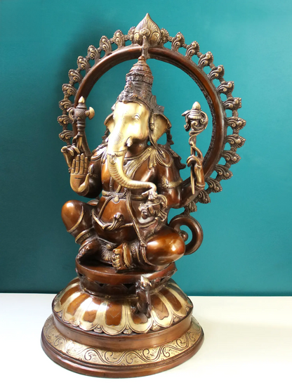 ब्रासौर™ अलंकृत प्रभावली के साथ भव्य भगवान गणेश | ऊंचाई 27 इंच और वजन 32 किलोग्राम
