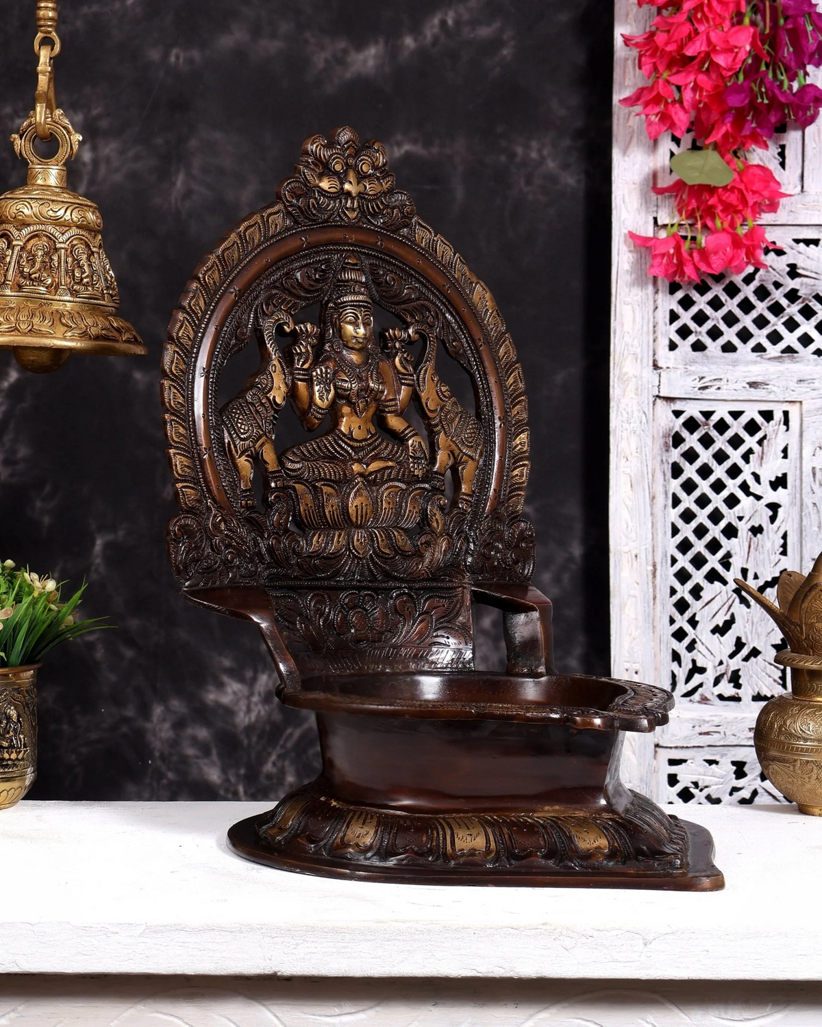 ब्रासोरा® वृंदावन वेणुगोपाल कृष्ण पीतल की प्रतिमा मोर के साथ | एंटीक नीला और सुनहरा रंग | ऊँचाई 20 इंच