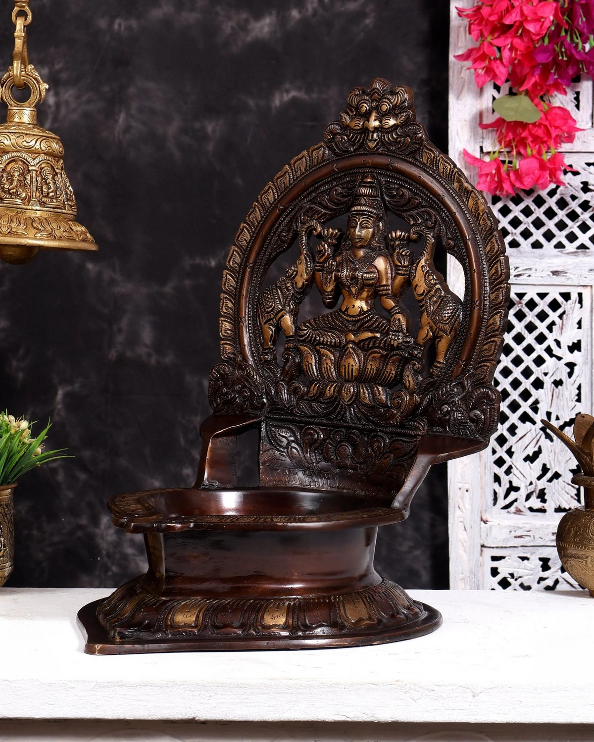 ब्रासोरा® वृंदावन वेणुगोपाल कृष्ण पीतल की प्रतिमा मोर के साथ | एंटीक नीला और सुनहरा रंग | ऊँचाई 20 इंच