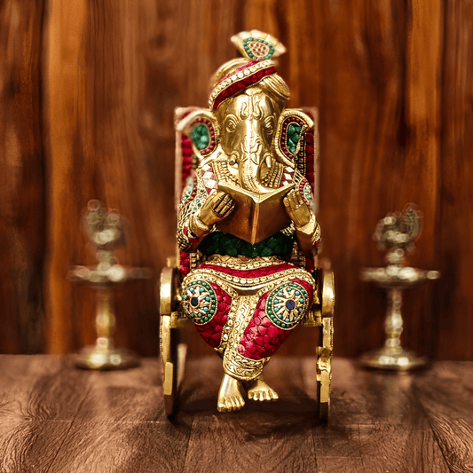 ब्रासौरा® पीतल का गणेश, रॉकिंग चेयर पर पुस्तक पढ़ते हुए, स्टोनवर्क सहित | ऊंचाई 17 इंच