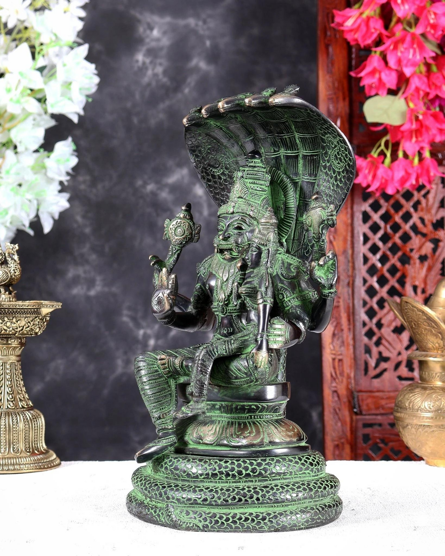 ब्रासोरा® वृंदावन वेणुगोपाल कृष्ण पीतल की प्रतिमा मोर के साथ | एंटीक नीला और सुनहरा रंग | ऊँचाई 20 इंच