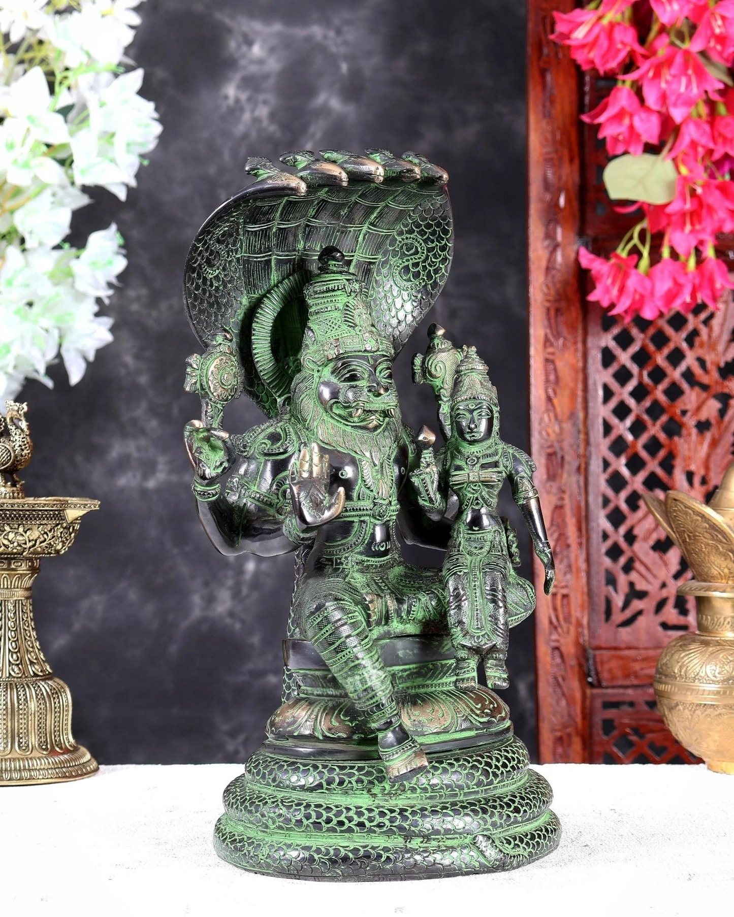 ब्रासोरा® वृंदावन वेणुगोपाल कृष्ण पीतल की प्रतिमा मोर के साथ | एंटीक नीला और सुनहरा रंग | ऊँचाई 20 इंच