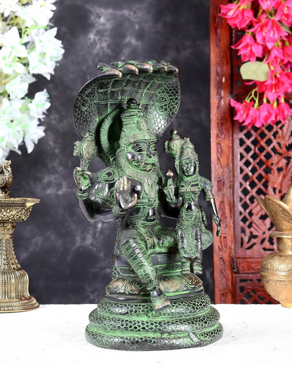 ब्रासोरा® वृंदावन वेणुगोपाल कृष्ण पीतल की प्रतिमा मोर के साथ | एंटीक नीला और सुनहरा रंग | ऊँचाई 20 इंच