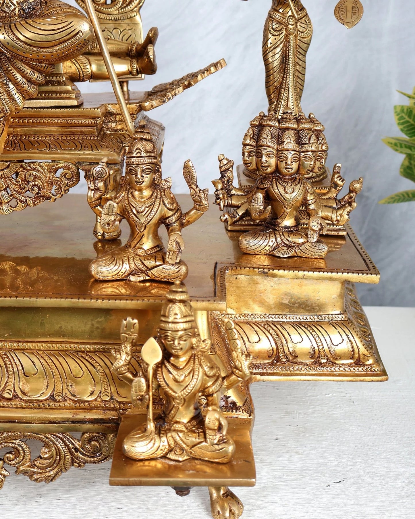 ब्रासोरा® वृंदावन वेणुगोपाल कृष्ण पीतल की प्रतिमा मोर के साथ | एंटीक नीला और सुनहरा रंग | ऊँचाई 20 इंच
