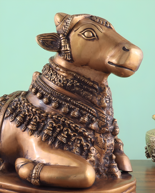 Brassaura™ हस्तनिर्मित पीतल नंदी प्रतिमा - ऊंचाई 13.5 इंच और वज़न 10.5 किलोग्राम | विंटेज विवरण