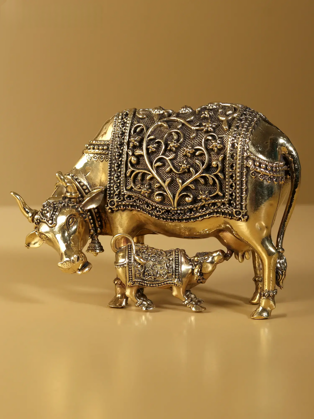 Brassaura® Cow With Calf Idol with Natural Brass Finish | Pure Superfine Brass Handcrafted Murti | Brass Statue for Home Temple, Pooja Room | Height 2 Inches | Weight 0.11 Kgs