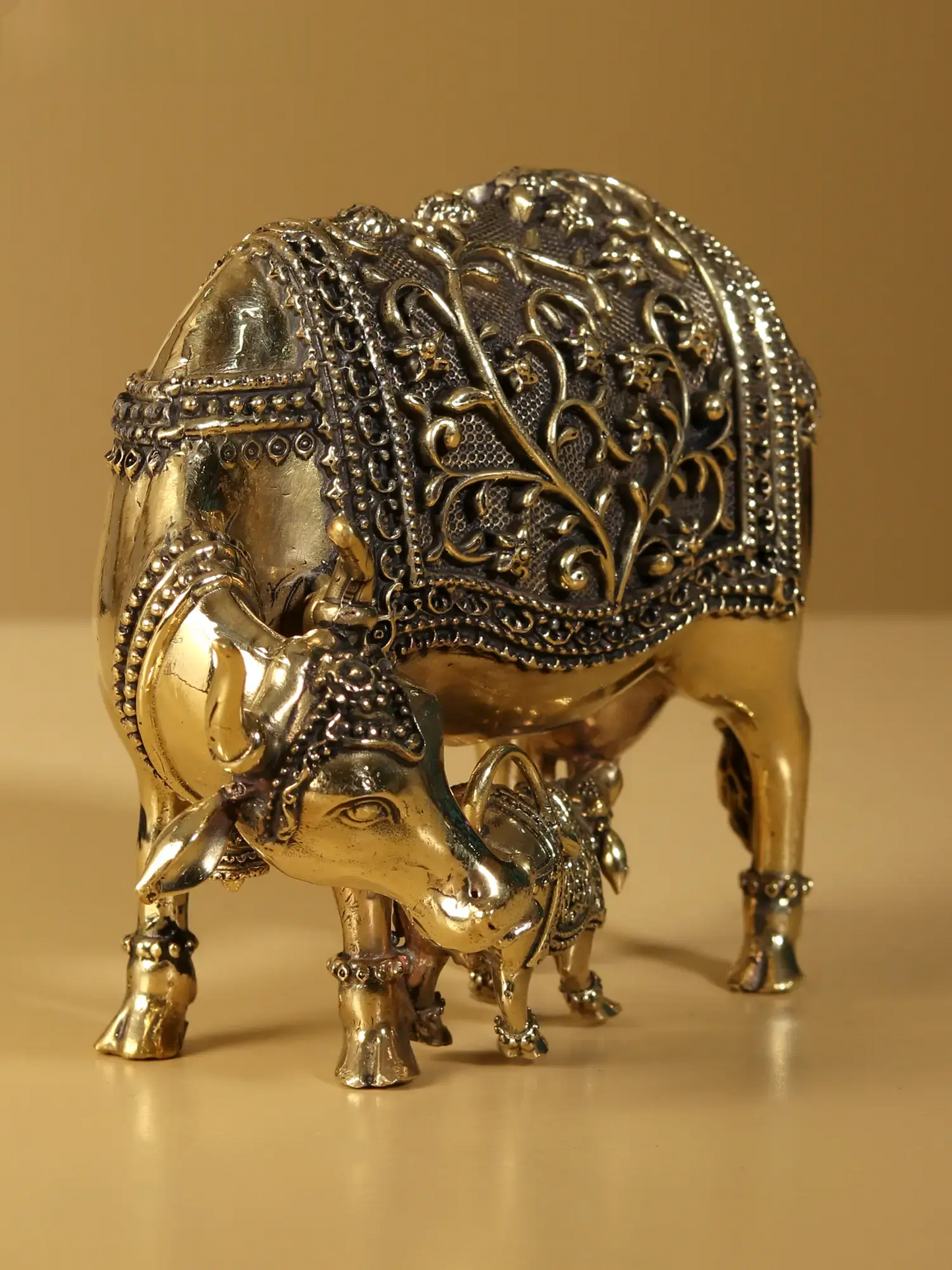 Brassaura® Cow With Calf Idol with Natural Brass Finish | Pure Superfine Brass Handcrafted Murti | Brass Statue for Home Temple, Pooja Room | Height 2 Inches | Weight 0.11 Kgs