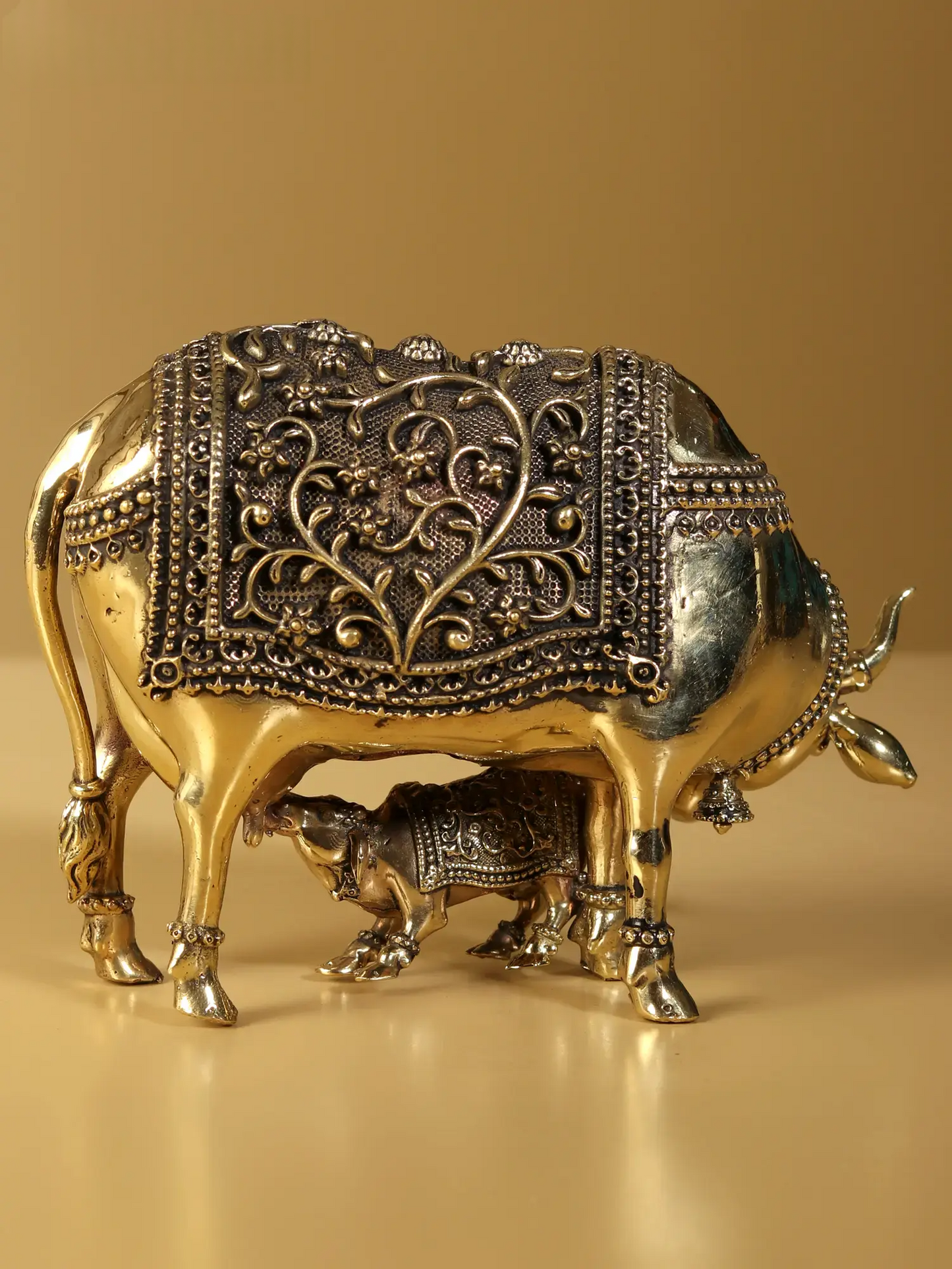 Brassaura® Cow With Calf Idol with Natural Brass Finish | Pure Superfine Brass Handcrafted Murti | Brass Statue for Home Temple, Pooja Room | Height 2 Inches | Weight 0.11 Kgs