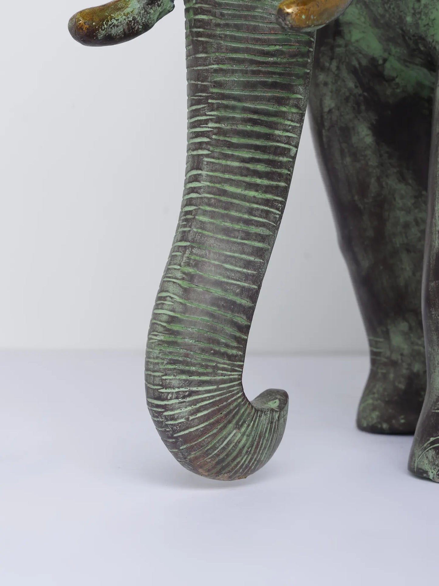 ब्रासोरा® हाथी पर आदिवासी सवार | एंटीक फ़िनिश ब्रास मूर्तिकला | ऊंचाई 16.5 इंच और वज़न 11.35 किग्रा