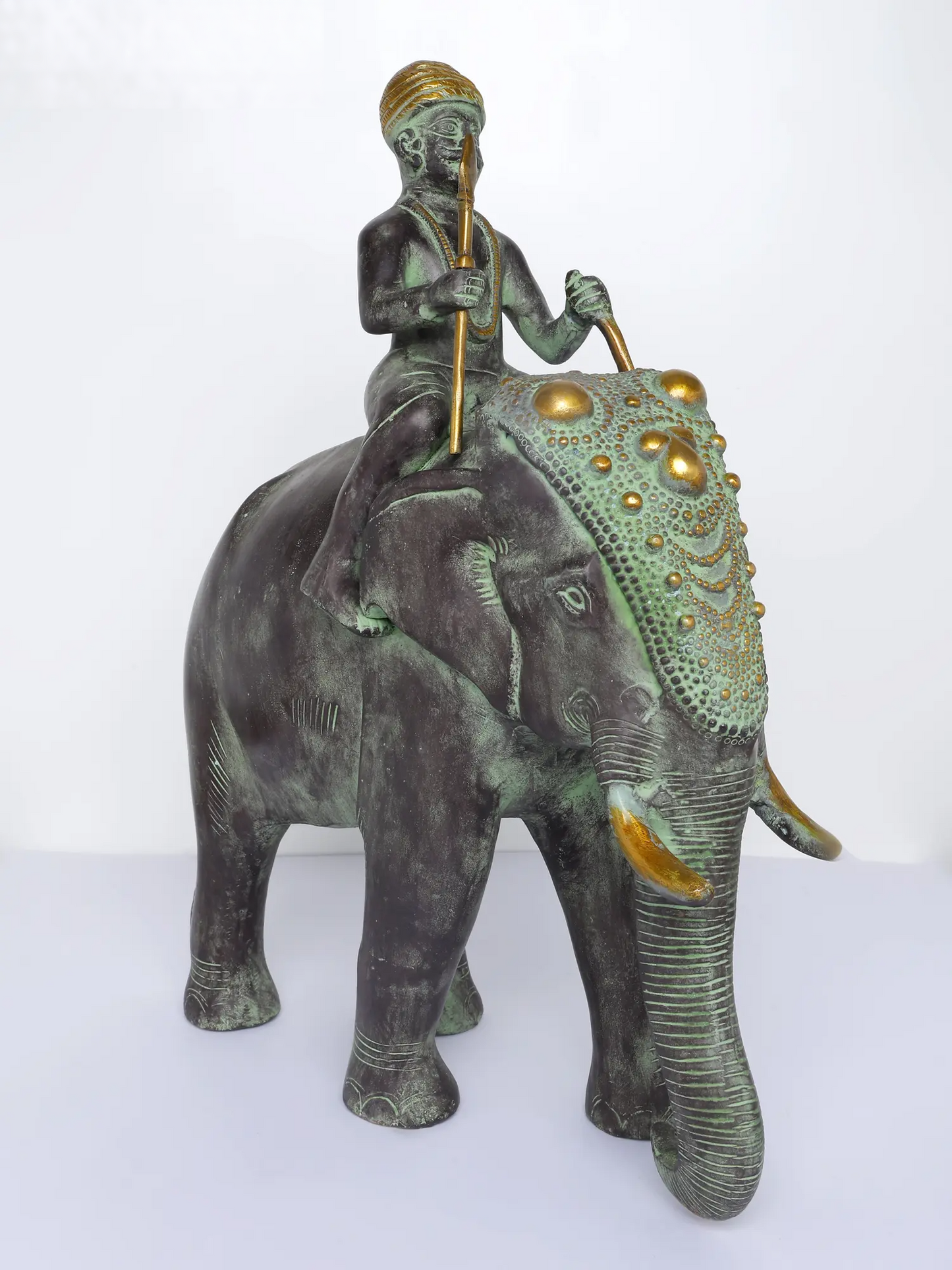 ब्रासोरा® हाथी पर आदिवासी सवार | एंटीक फ़िनिश ब्रास मूर्तिकला | ऊंचाई 16.5 इंच और वज़न 11.35 किग्रा