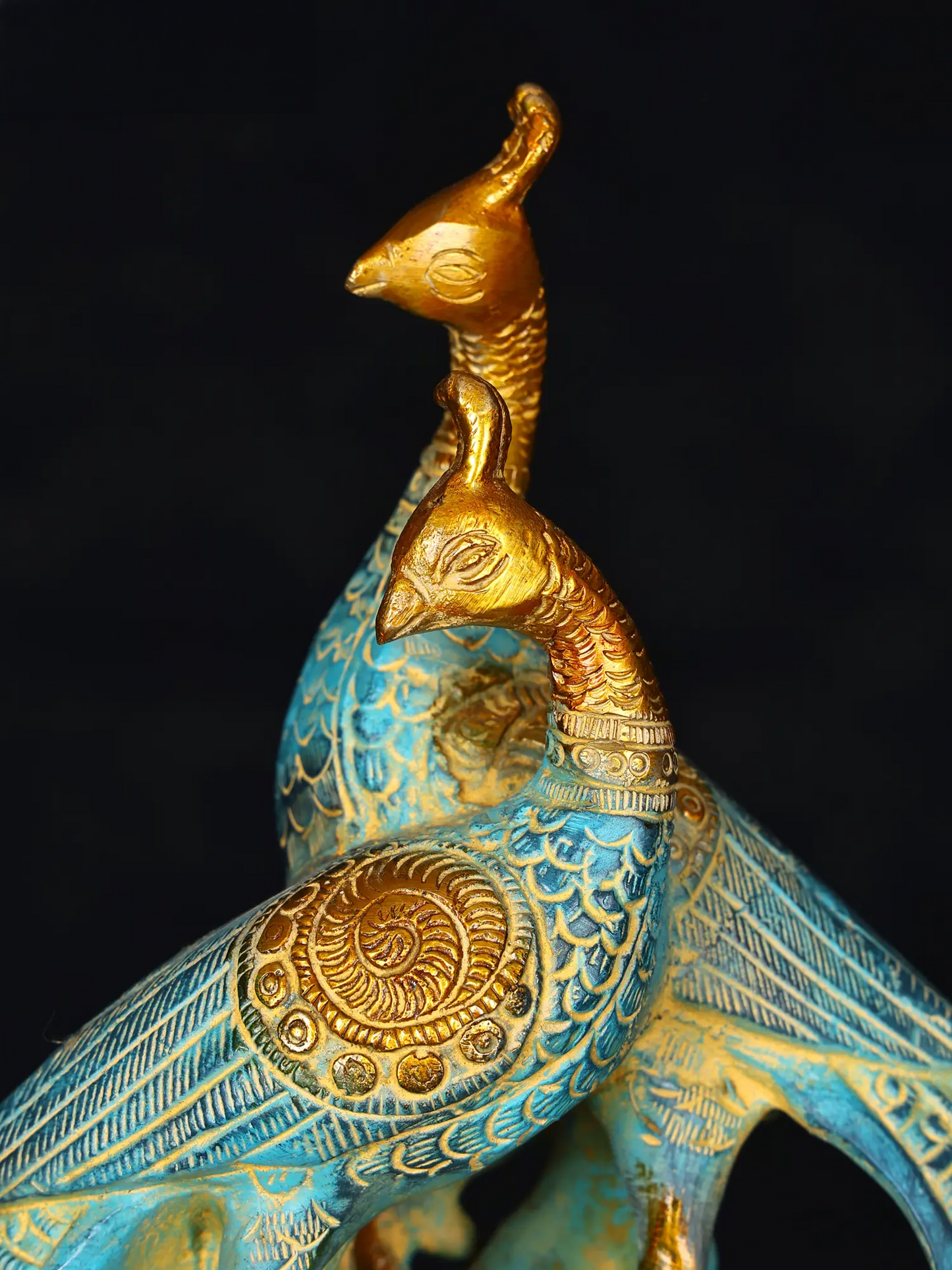 ब्रैसौरा® नीला और सुनहरा मोर सजावटी मूर्ति | पीतल कला मूर्तिकला | ऊंचाई 12 इंच और वज़न 3.65 किलोग्राम