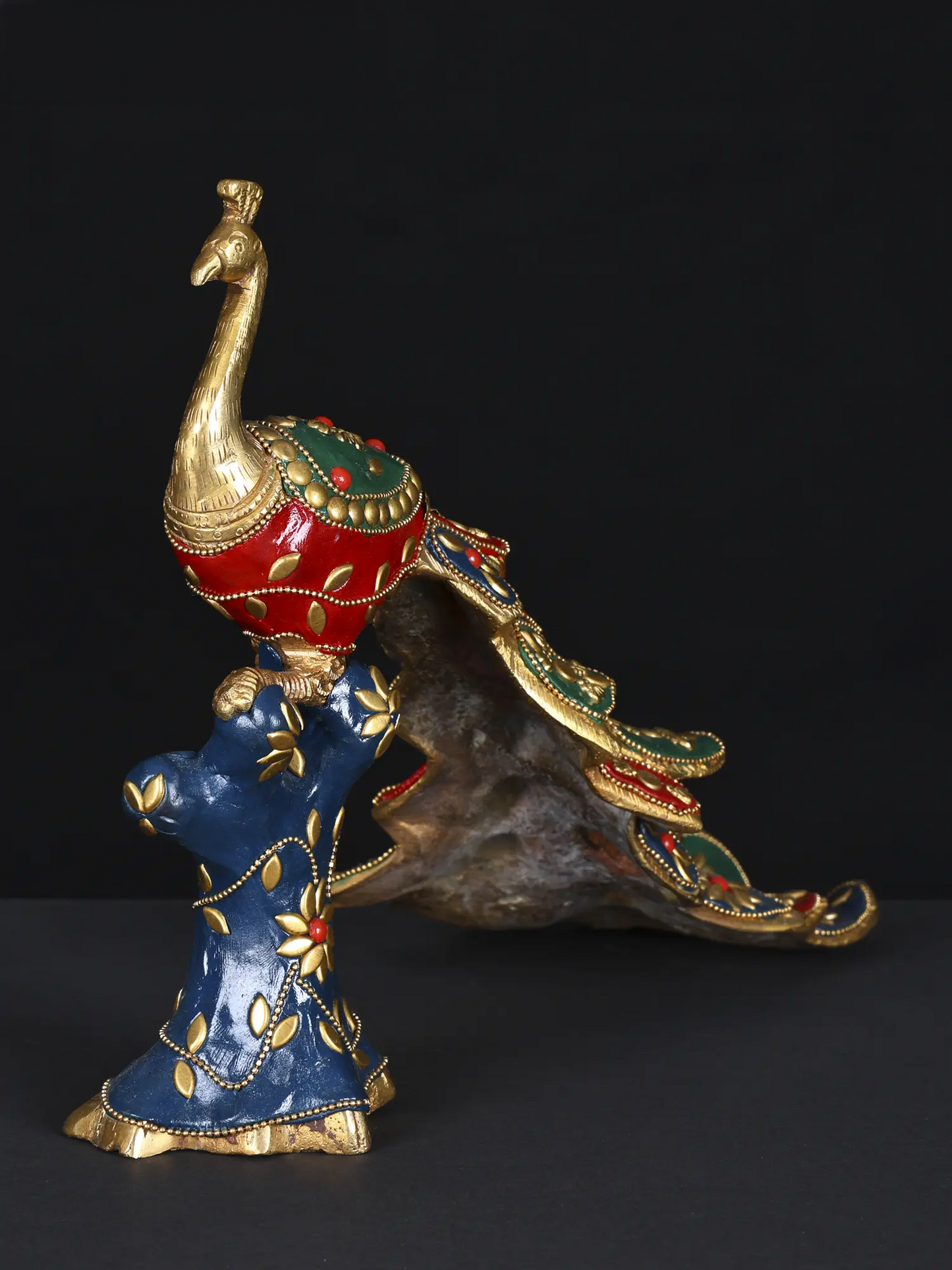 ब्रासोरा® सजावटी मोर पेड़ के तने पर | जड़ाई के काम के साथ शुद्ध पीतल | ऊंचाई 8.3 इंच और चौड़ाई 11.4 इंच