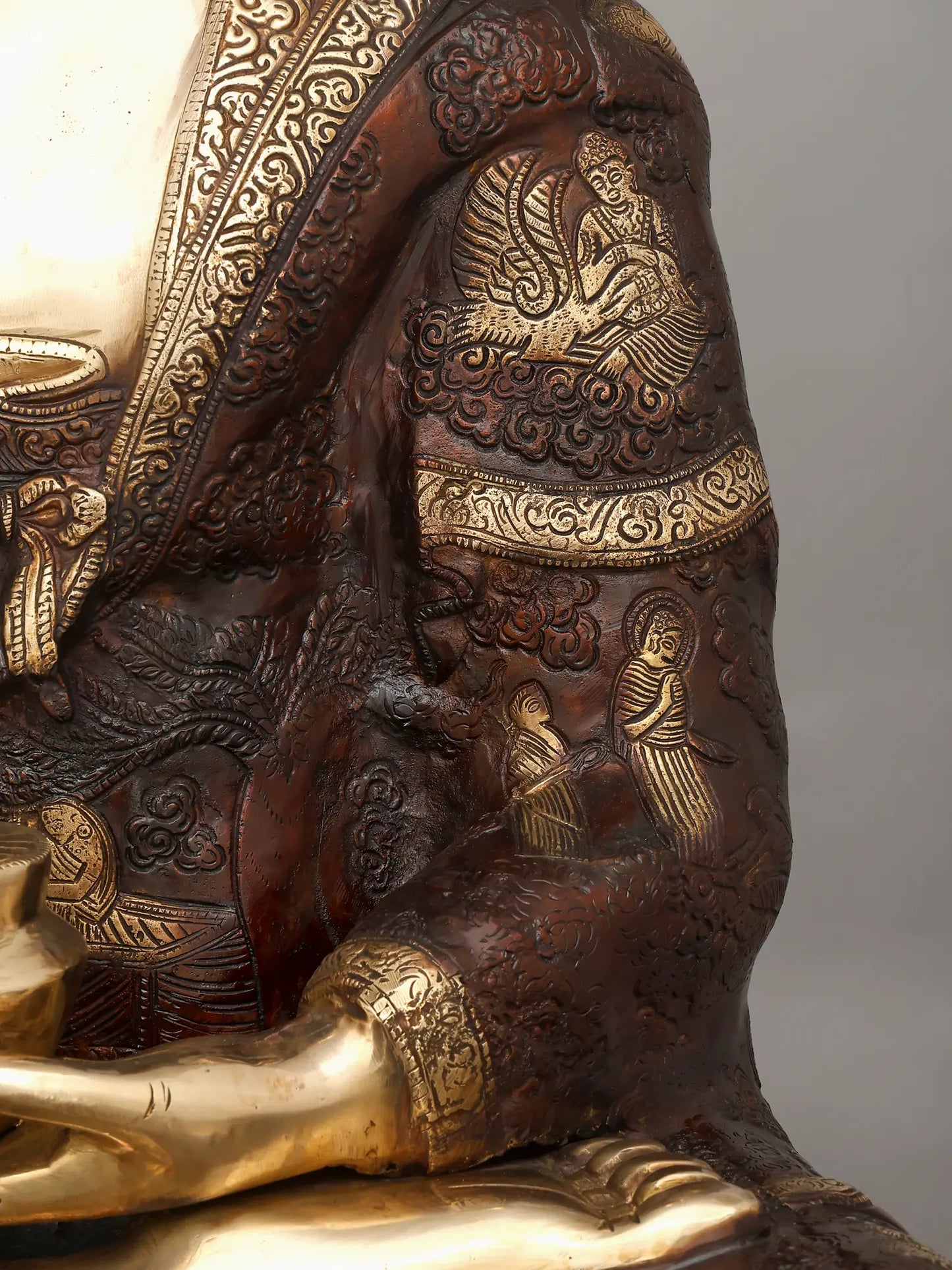 ब्रासुर्रा® कमल के साथ बैठे बुद्ध | पीतल की मूर्ति | ऊँचाई 33 इंच और वज़न 48.85 किलोग्राम