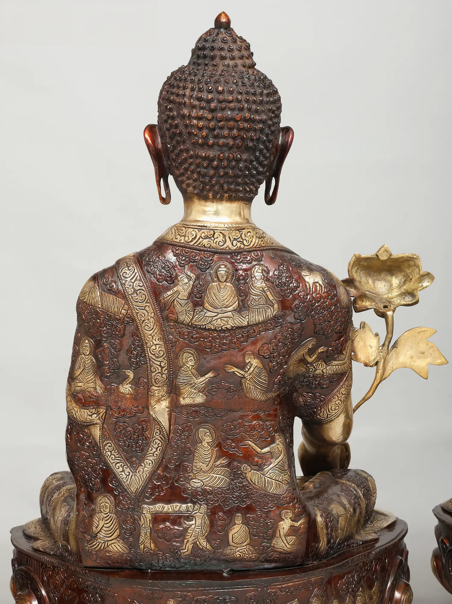 ब्रासुर्रा® कमल के साथ बैठे बुद्ध | पीतल की मूर्ति | ऊँचाई 33 इंच और वज़न 48.85 किलोग्राम