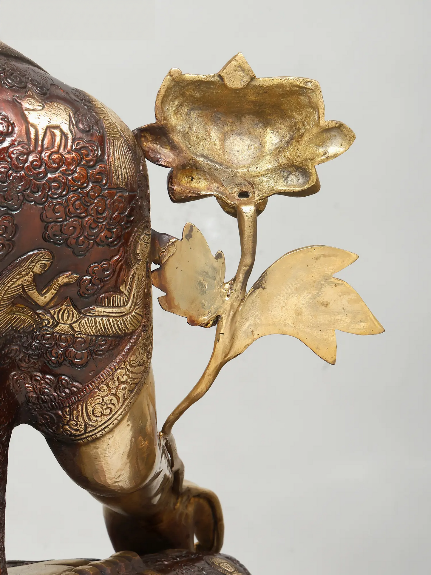 ब्रासुर्रा® कमल के साथ बैठे बुद्ध | पीतल की मूर्ति | ऊँचाई 33 इंच और वज़न 48.85 किलोग्राम