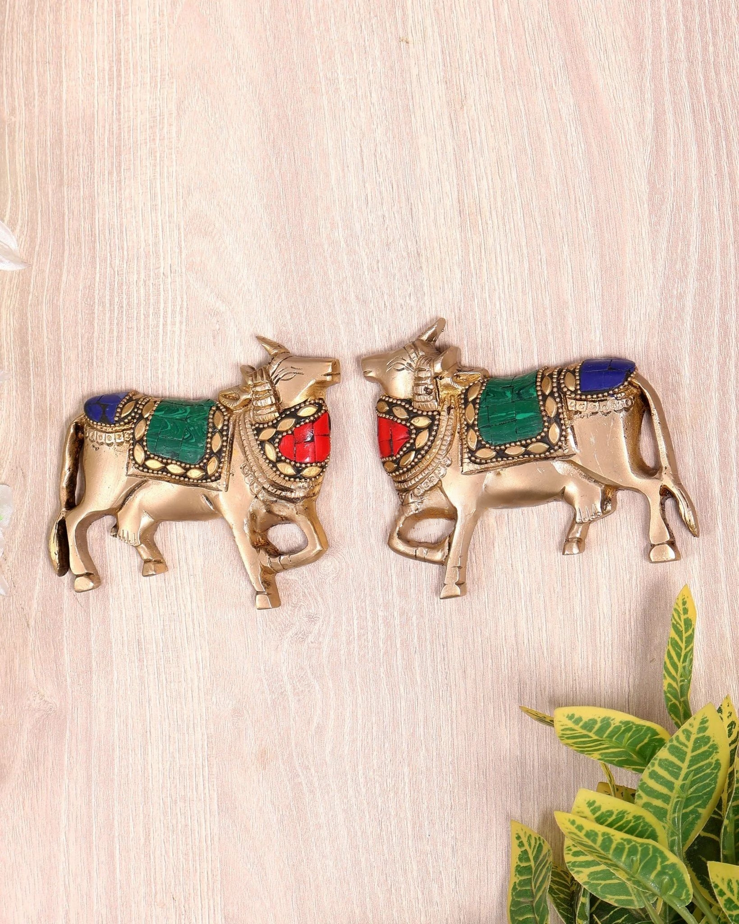 Brassaura® Pure Superfine Brass Handcrafted Nandi Bull Wall Hanging Pair | Sacred Nandi Ox Wall Décor with Meenakari Detailing for Home Temple & Pooja Room | 5 Inches, 1.1 Kg