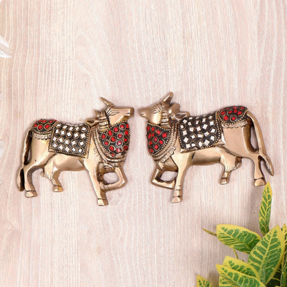 Brassaura® Pure Superfine Brass Handcrafted Nandi Bull Wall Hanging Pair | Sacred Nandi Ox Wall Décor with Red & White Stonework for Home Temple & Pooja Room | 5 Inches, 1.1 Kg